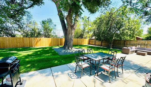 6bdrm/6bath/2Kitchens/2LivingRms/2laundry; Easy access to Downtown and Red Rocks