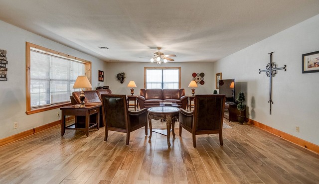 6bdrm Walk to Beach or Marina! Swim, Fish, Launch!