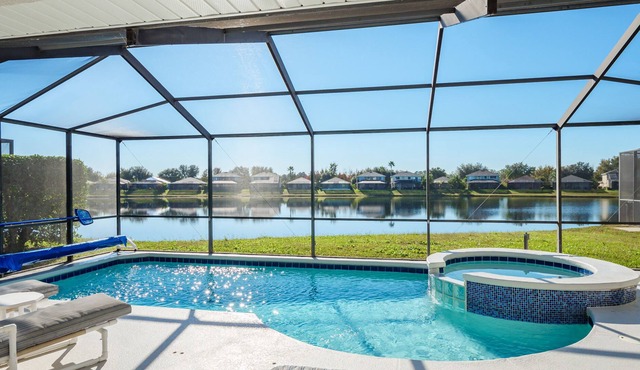 6Bed/4Bath Villa with Private Pool, Lake View, & Game Room - 15 Mins to Disney!