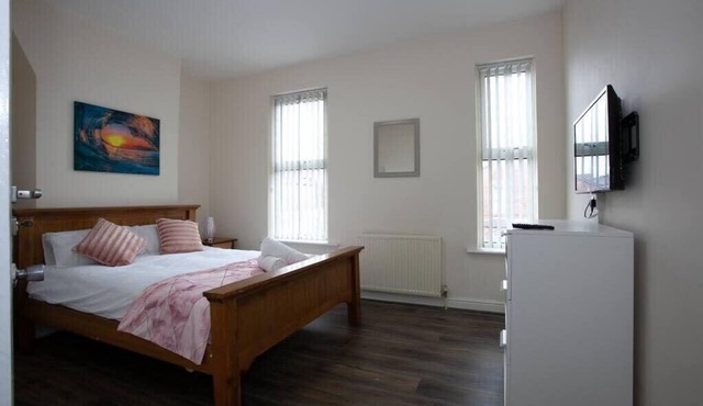 6Bedroom House 10min Drive from City Centre