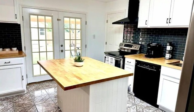6Bedrooms/7Beds/3Bath/2Large Driveways/Pooltable/Arcade Machines