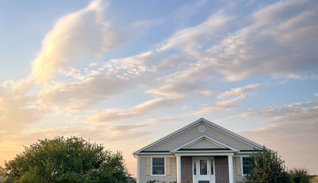 6BR/2.5BA Home on Retreat-like Acreage