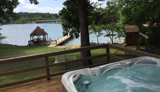 6BR 225' Lakefront! Hot Tub, Dock, Private Boat Ramp, XFinity 400Mb wifi