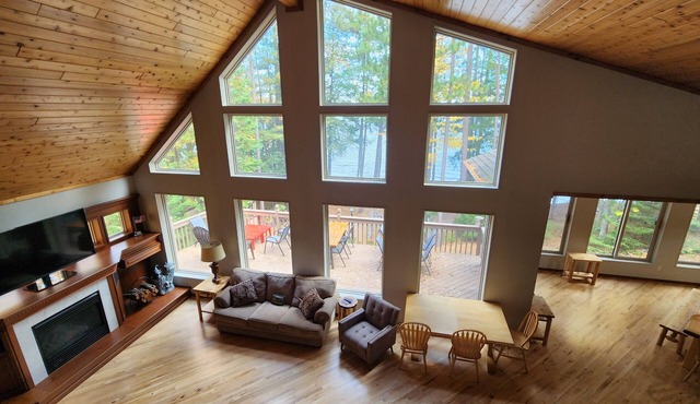 6BR/3.5BA Lake Cabin for extended families! Quiet, clear lake.No stairs to lake.