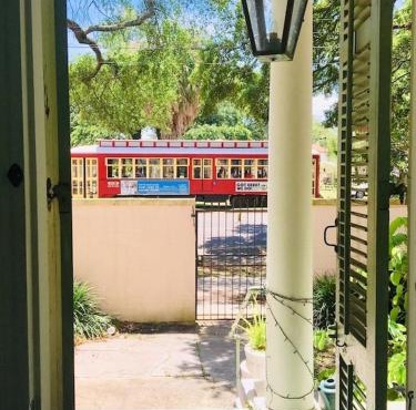 6BR 3 BA HUGE, Balcony, Cemetery, Streetcar sleeps 14!