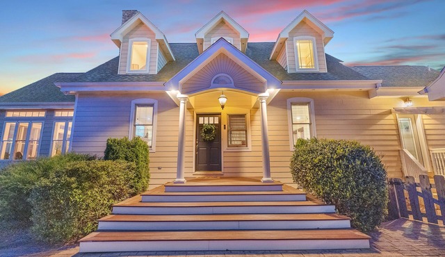 6BR/4.5BR Retreat: Views, Pool, HotTub, Sauna & Game-room