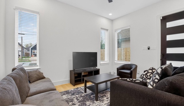 6BR 4 BA Upstairs and Downstairs Duplex Together