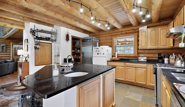 6BR, 4 BTH, 3 story, Mountain Lodge, Sleeps 14, Across From Pecos River, WiFi