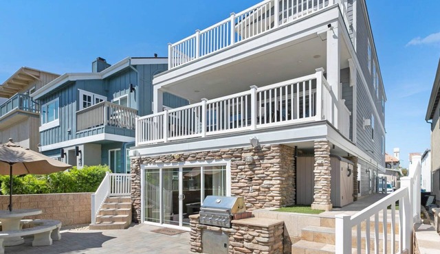6BR. 4 HOUSES TO BEACH. ALL YOURS S. MISSION Beach
