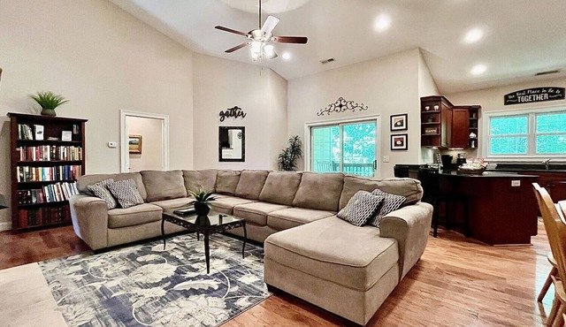 6br/4ba Home w/Game Rm - weekly & monthly rates available