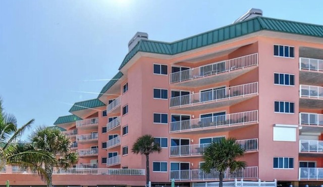 6BR,4BACapacity in these 3BR+3BR BEACHFRONT,Updated Condos!POOL,Hot Tub, Grills!