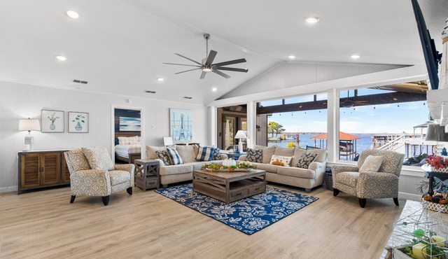 6BR/5Bath Single Story Lake Front Home at Cedar Creek w/boat rental option
