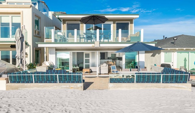 6BR Beachfront Retreat, Patio and Balcony on the Sand w/Gorgeous Ocean Views!