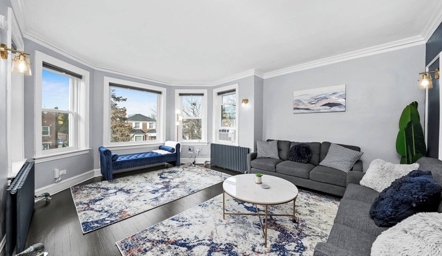 6BR Chicago Gem: Prime, Safe, Family-Friendly Hub