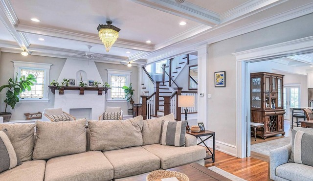 6BR Classic Beach Estate! Hot tub, Steps to Beach!