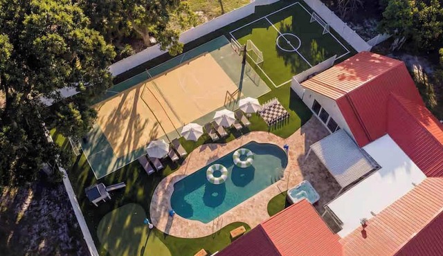 6BR Clearwater Villa: Heated Pool, Gym, Sauna, Pickleball Court, Sleeps 20