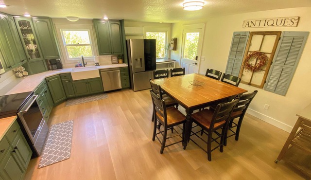 6BR Cozy Farmhouse Retreat w/Sunset Views & FunnMinutes from Train to Seattle