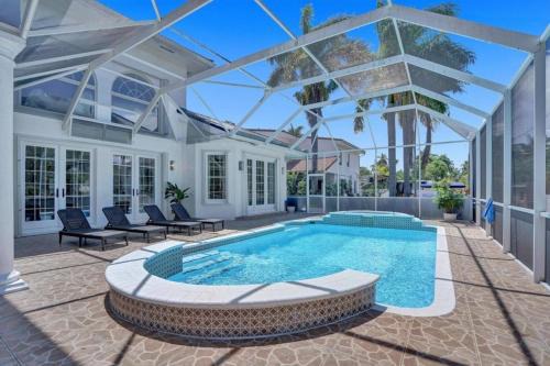 6BR Elegant Hollywood Lakes Mansion with Pool & Spa home