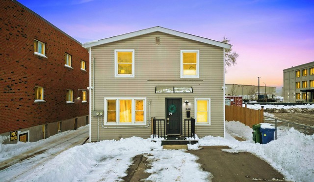 6BR Family Escape – Separate Floors, 5 Min to Fallsview | Free Parking + Wine