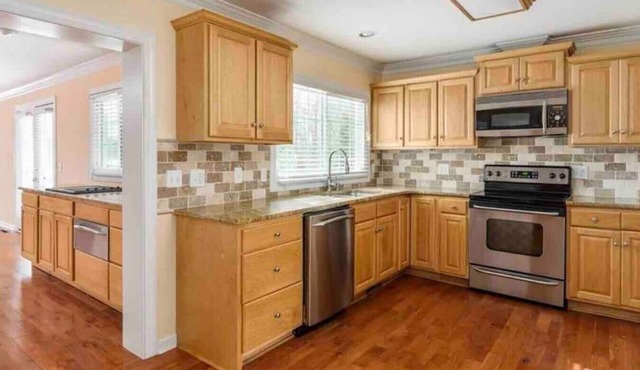 6BR Greensboro home with Pool. 3 miles from I-85