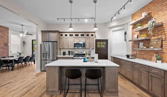 6BR Group Retreat w/BBQ, Game Room, and Parking