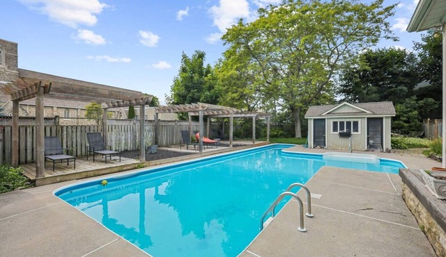 6BR | Heated Pool & BBQ | Mins to Beach, Downtown