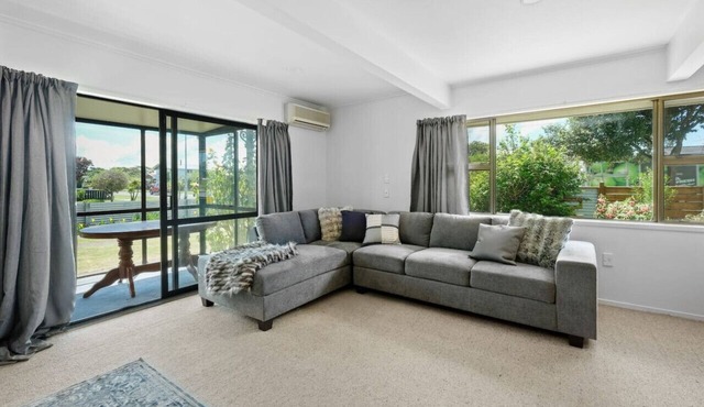 6BR Home | Sleeps 12! | 900m to Beach!