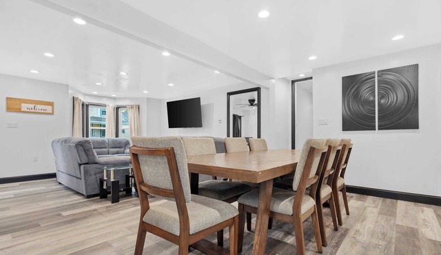 6BR Homes Perfect for Large Groups & Families Near Niagara Falls Attractions
