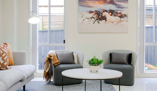 6BR House & Gym, Walk to Moorebank Train Station