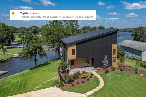 6BR Lakefront Private Dock & Bonfire Sleeps 12