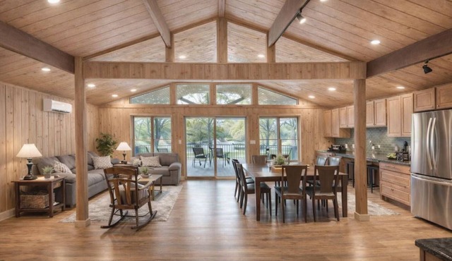 6BR Lakefront - Private Dock - Game Room - Walk to Lakeview Lodge/Pool