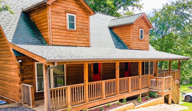 6BR Log Cabin | Walk to Downtown | Mountain Views