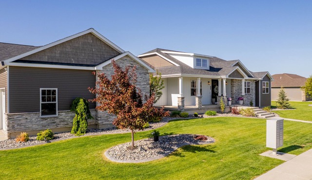 6BR Luxury Home w/Theatre, Sports Court & Only 20min from Cody