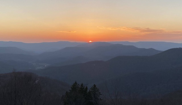 6BR Luxury Lodge 300 ft to Cupp Run Hot Tub Sunsets 3 Decks & Views