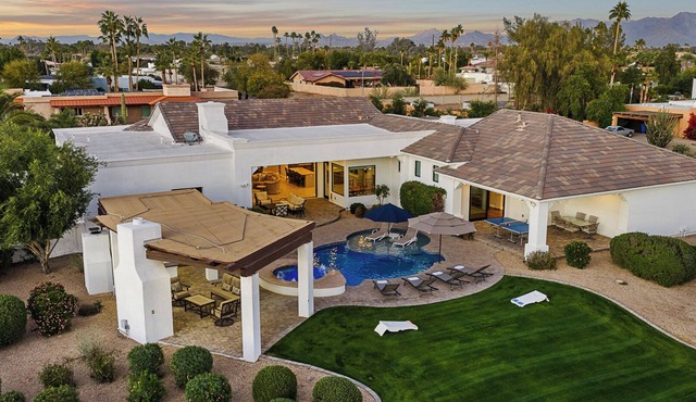 6BR Luxury Villa with Heated Pool, Spa, Pizza Oven & Mountain Views