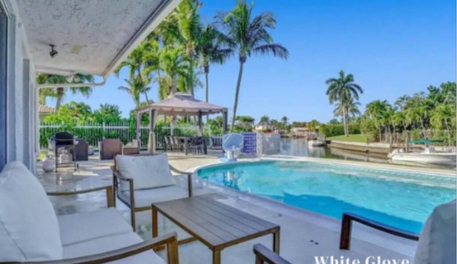 6BR Modern Waterfront Villa Heated Pool Gameroom