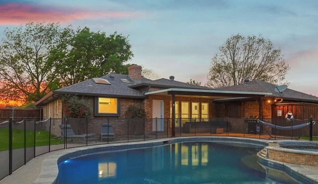 6BR Retreat w/Pool, Spa + Guest House