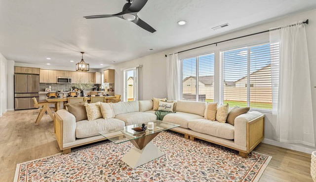 6BR Retreat with Playground, Basketball & Sleeps 22