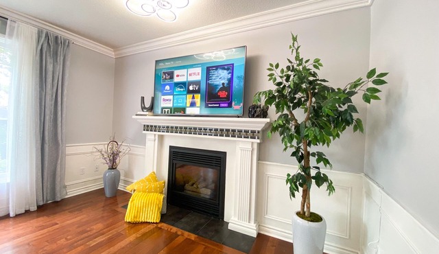6BR Sleeps 12 Stocked Kitchen 10-Min Stroll to Lake Huron