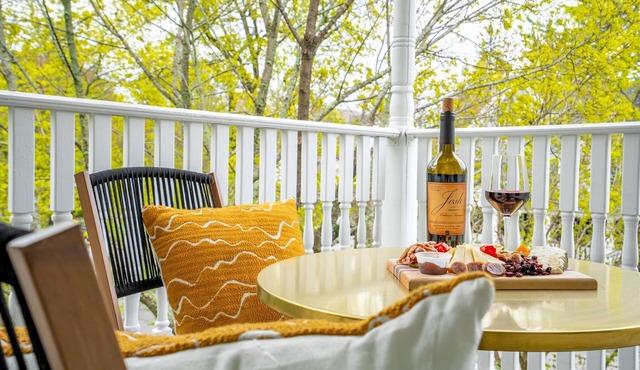 6BR | Sleeps 16 | Balcony | 10 mins to Downtown