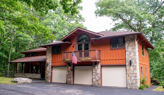 6BR/Sleeps 18, 5 Mins to 7Springs, Hot Tub, Pond, Fire Pit