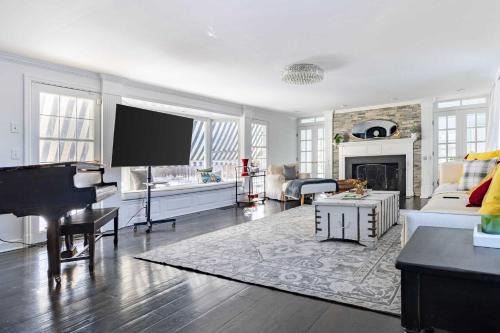 6BR Spacious House with Big Yard in Easton