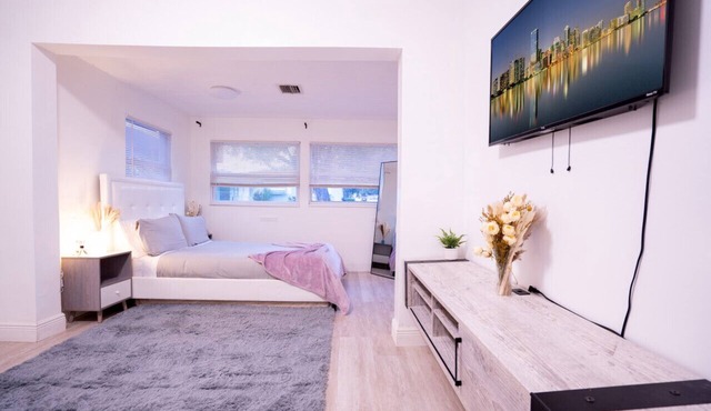 6BR Spacious Miami Home fits 22—Pool, Home Essentials, Game room, BBQ & More!