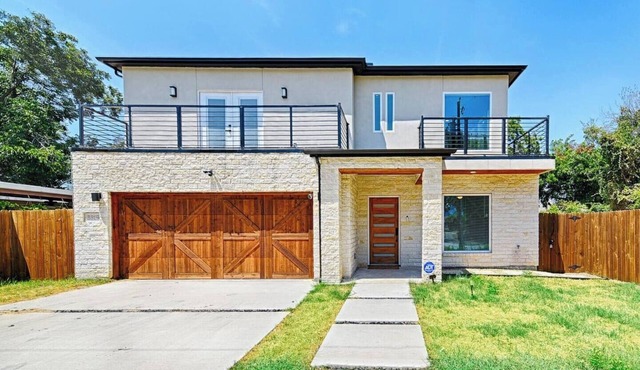6BR Trinity Groves Urban Escape | Huge Backyard