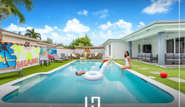 6BR Ultimate Retreat: Pool, Sports Court & BBQ