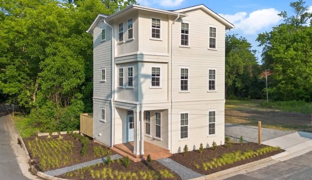 6BR Urban Retreat, Deck, Near Downtown Durham