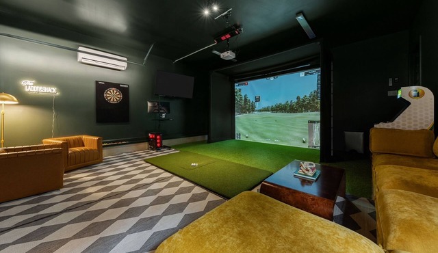 6BR w/Golf Sim Putting Green Hot Tub Sauna Games