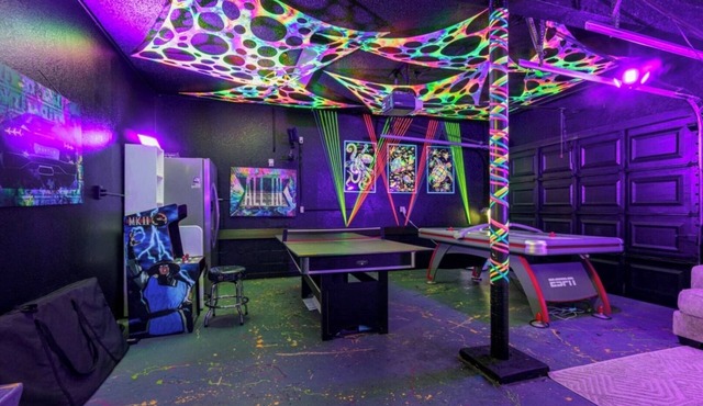 6BR Waterfront Heated Pool Hot Tub Game Room