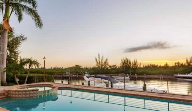 6BR Waterfront Mansion Oasis 5min from Miami Beach