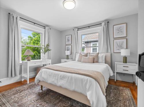 6BR3BATH Home with FREE Parking & Outdoor Furniture